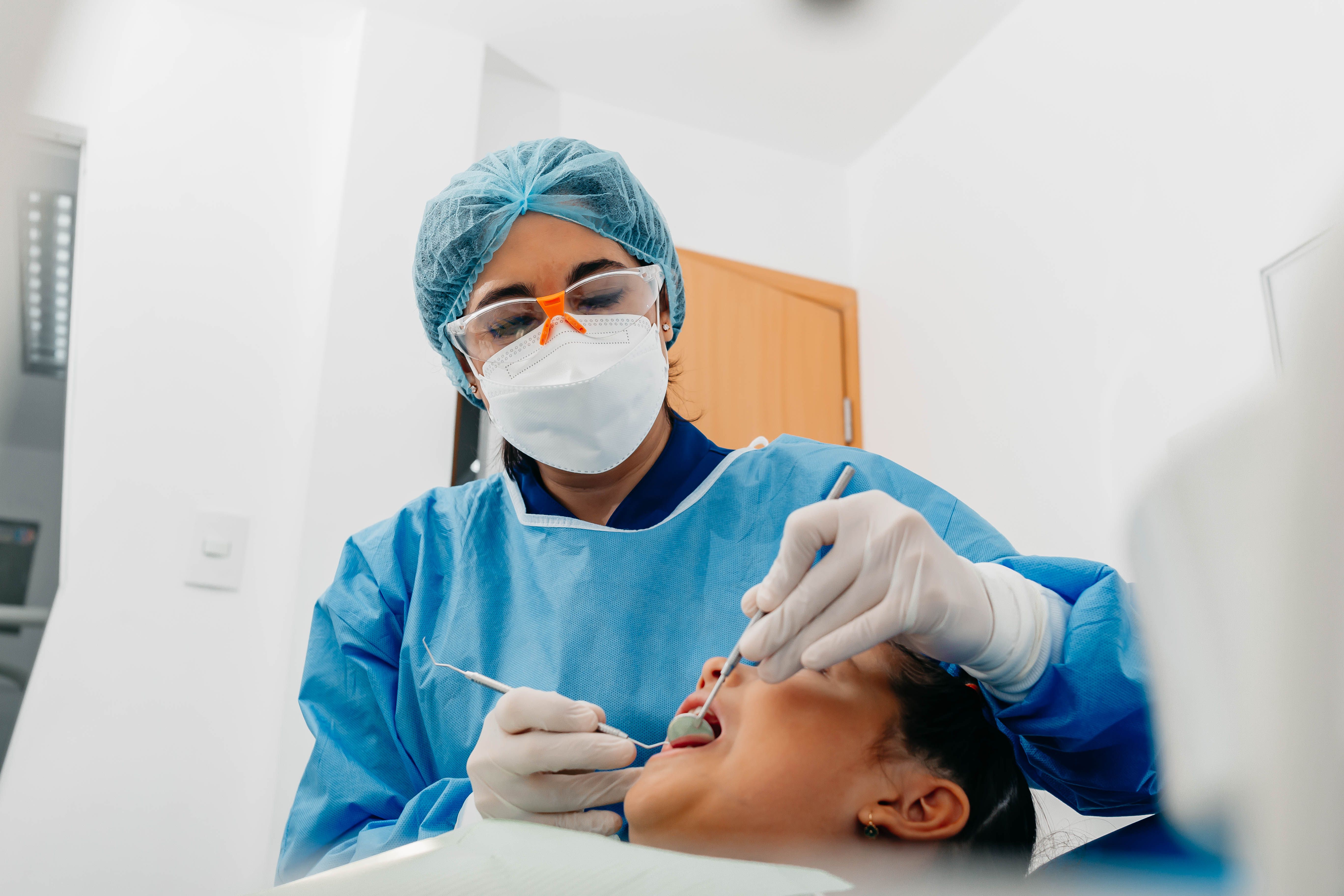 Soins dentaires en Tunisie — implants et facettes avec Crotal Medical